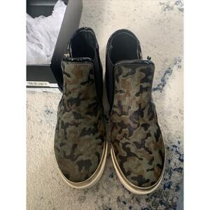 womens butterfly twists Shoes Alexis Camo Size 7